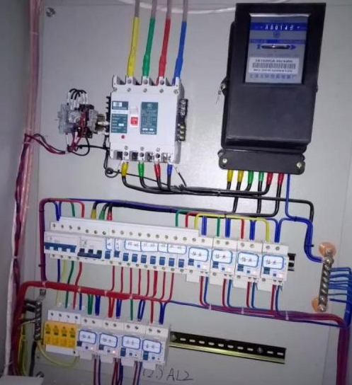 電路安裝保險絲，防止電路故障